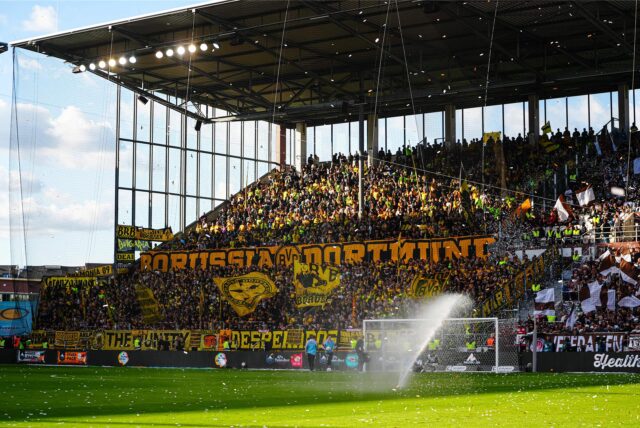 BVB-Fans stehen im Block im Millentor-Stadion.