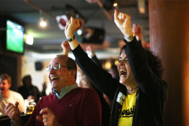 BVB-Fans in einer Kneipe jubeln.