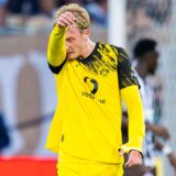 Juliasn Brandt wischt sich sein Gesicht am Trikot ab.