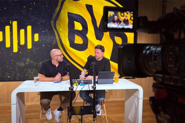 Cedric Gebhardt und Sascha Staat sprechen miteinander.