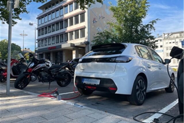 Ein E-Auto lädt.