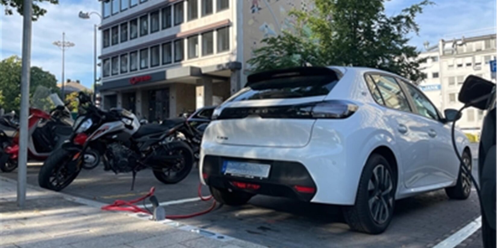 Strom aus dem Bürgersteig in Dortmund: Ladebordsteine gehen ans Netz