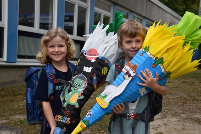 Kinder mit Schultüten.
