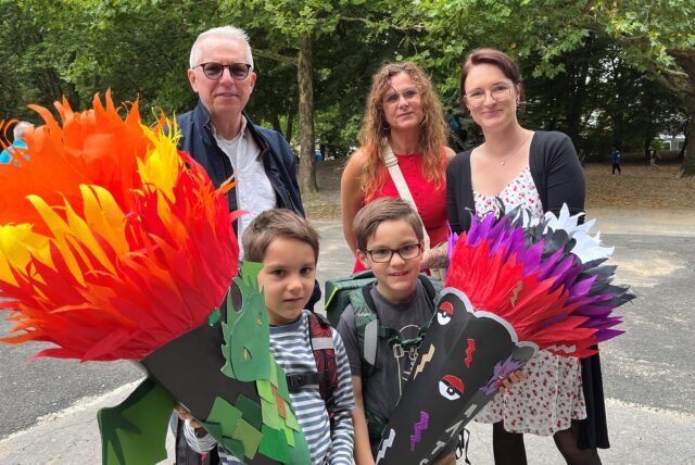 Eine Familie blickt bei der Einschulung an der Kreuz-Grundschule in Dortmund in die Kamera.