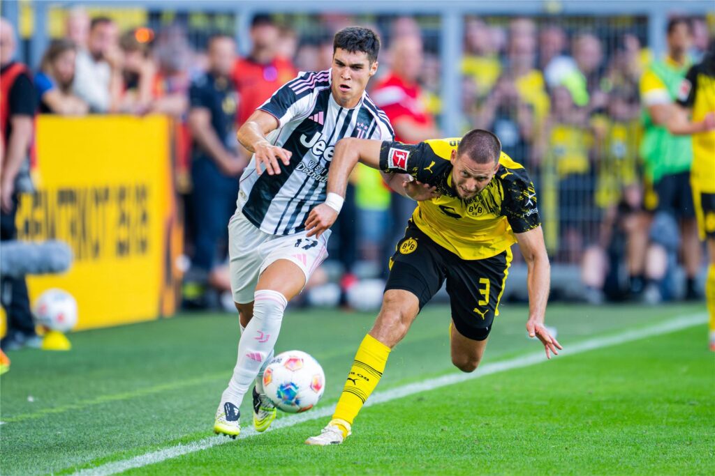 Juve-Spieler Vasilije Adzic und Dortmunds Waldemar Anton im Zweikampf.