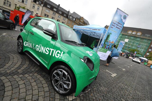 Ein E-Auto mit der Aufschrift „grün und günstig“.