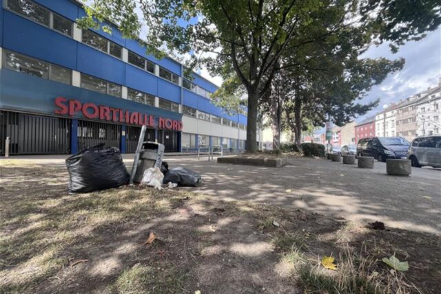 Vor der Sporthalle Nord an der Münsterstraße in Dortmund haben mutmaßlich fünf Täter einen 52-Jährigen lebensgefährlich verletzt.