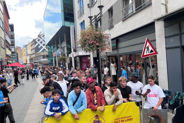 Großer Andrang an der Brückstraße: Viele Fans warten hier auf Rapper Luciano, der sich zur Eröffnung seines Fast-Food-Restaurants angekündigt hatte.