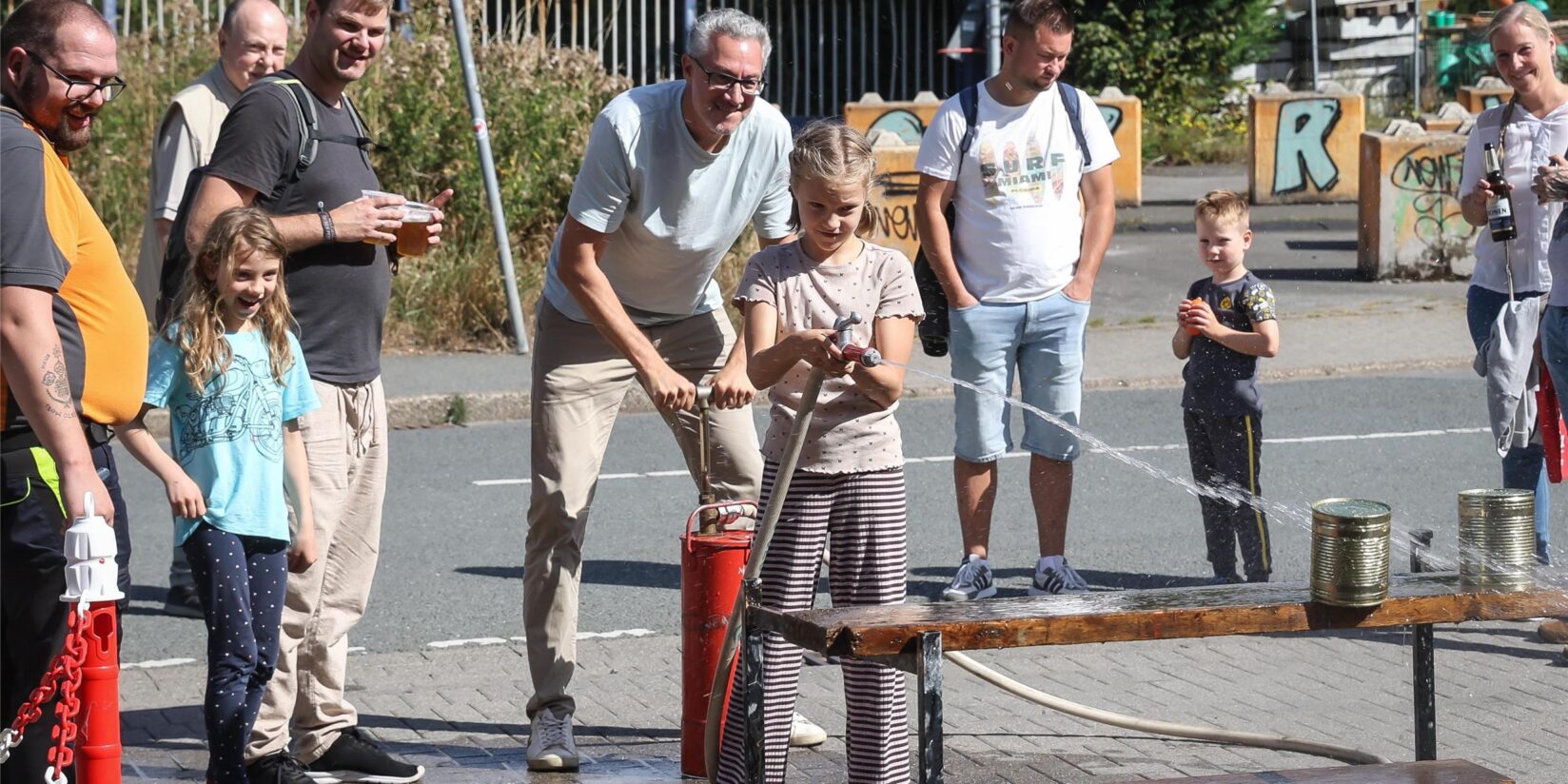 Viele Fotos vom Hafenspaziergang 2025: Besucher erkunden Hafenviertel