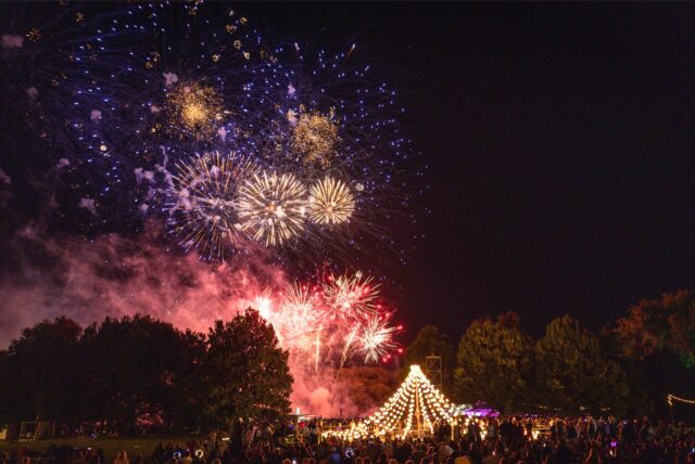 Buntes Feuerwerk zum Abschluss des Lichterfestes 2025 im Dortmunder Westfalenpark.