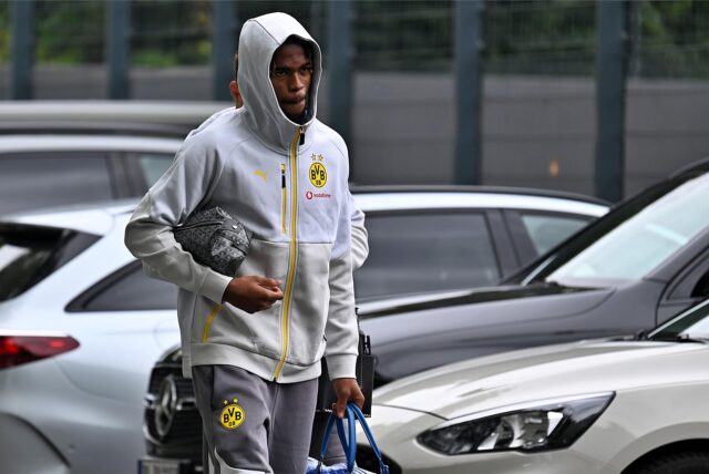 Carney Chukwuemeka trägt eine Tasche.