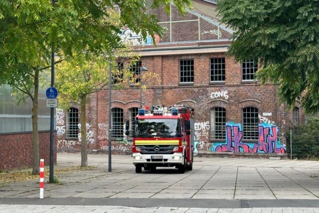 Ein Feuerwehrauto steht auf dem Gelände von Phoenix-West.