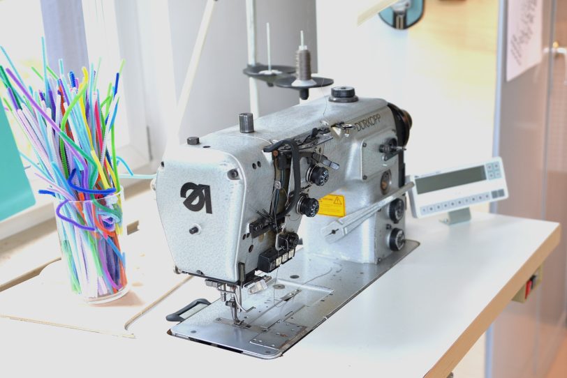 Eine Industrie-Nähmaschine.