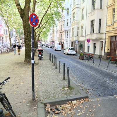 In der Weißenburgstraße im Kölner Agnesviertel  sind Parkplätze entfernt worden.