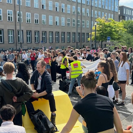 Studierende am Albertus-Magnus-Platz haben sich zur Kundgebung zusammengefunden