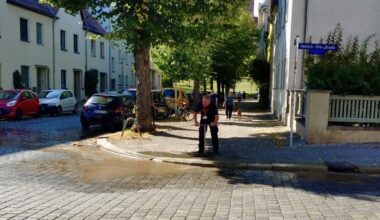 In der Zille-Straße ist offensichtlich eine Trinkwasserleitung gebrochen.