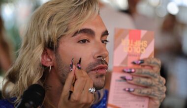 Bill Kaulitz lädt zur Parfum-Party in Berlin – ignoriert aber seinen eigenen Dresscode