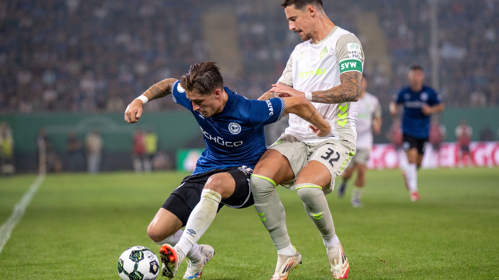 Cup-Blamage für "Ösi"-Klub Bremen, Querfeld schießt Berlin weiter
