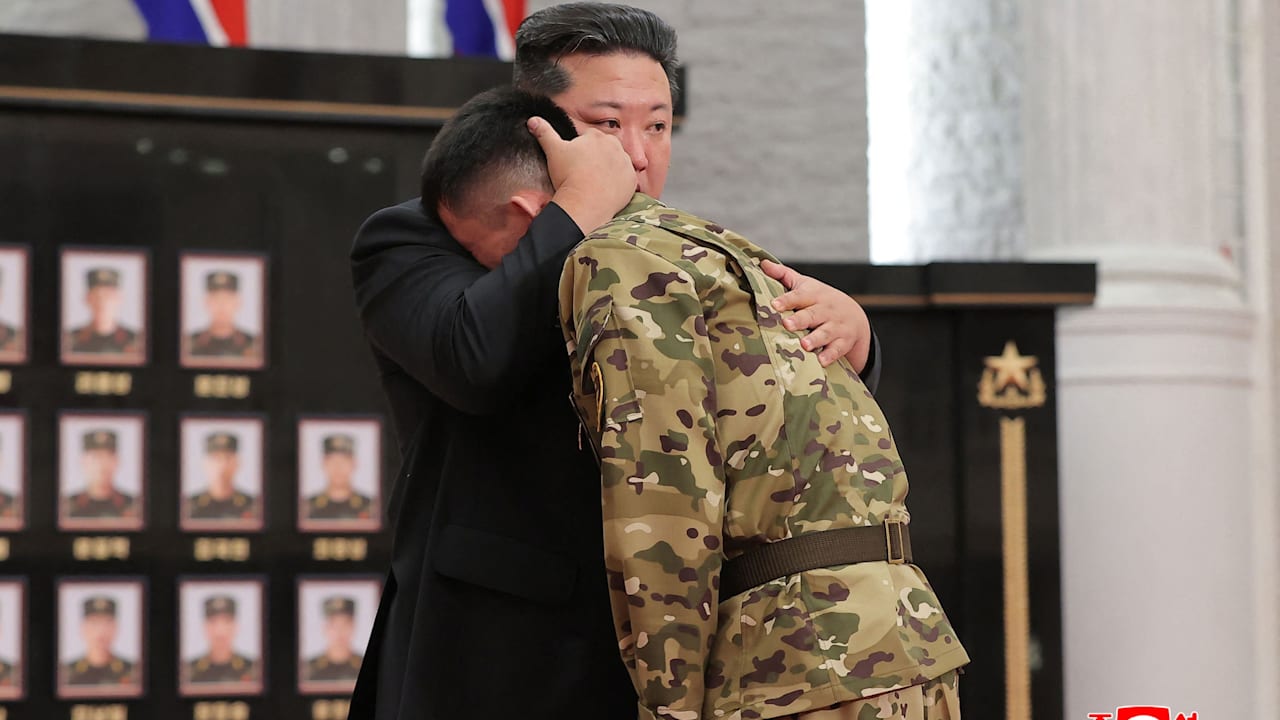 Nordkorea versteckt Krieg nicht mehr: Kim weint um Putin-Soldaten | Politik