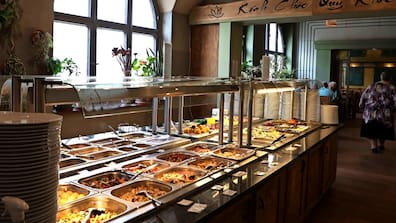 Im Restaurant „Goldene Krone“ in Leipzig-Connewitz gibt es ein „All you can eat“-Buffet für 11 Euro pro Person.