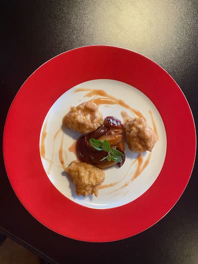 Das Feinheimisch-Gründungsmitglied Jan Horstmann lässt in seinen Rezepten die guten alten Zeiten aufleben. Zum Beispiel mit Omas Mehlklößchen mit beschwipsten Pflaumen.