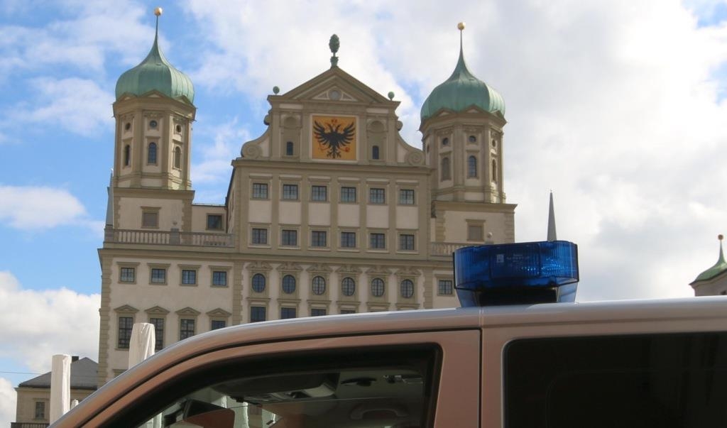 Autofahrer (52) fährt in Augsburg nach Streit zwei Personen um