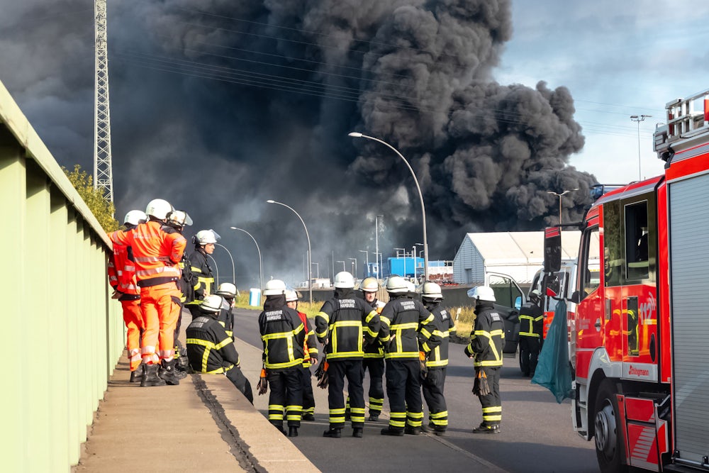 Hunderte Feuerwehrleute sollen noch bis in die frühen Morgenstunden im Einsatz sein.