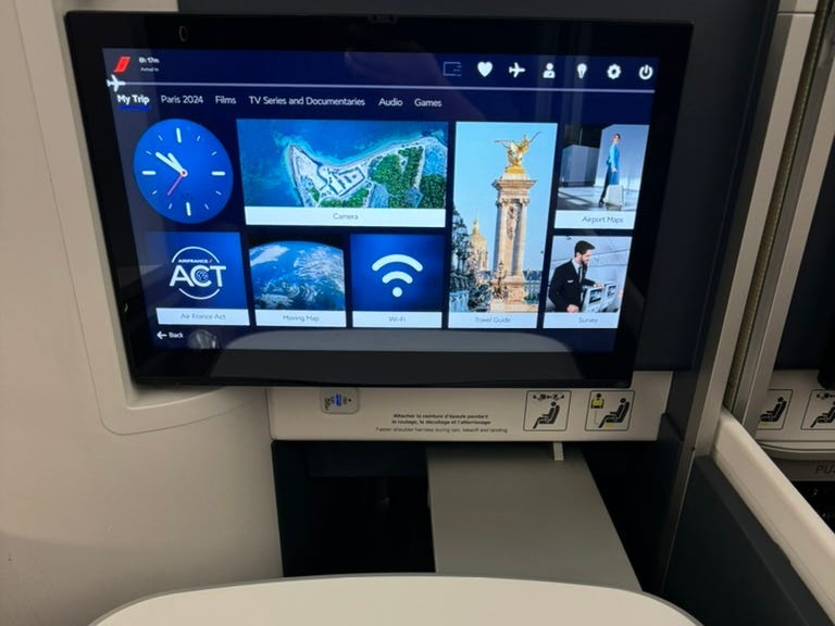 Unterhaltungsbildschirm an der Rückenlehne des Sitzes auf einem Flug mit Air France