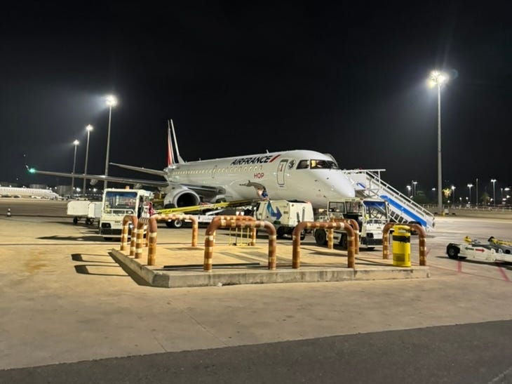 Air France-Flugzeug auf dem Rollfeld bei Nacht