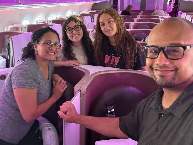 Der Autor Kimanzi und seine Familie machen ein Selfie während eines Fluges in der First Class.