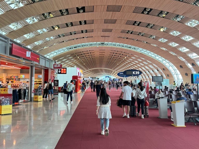 Menschen laufen in einen Flughafen.