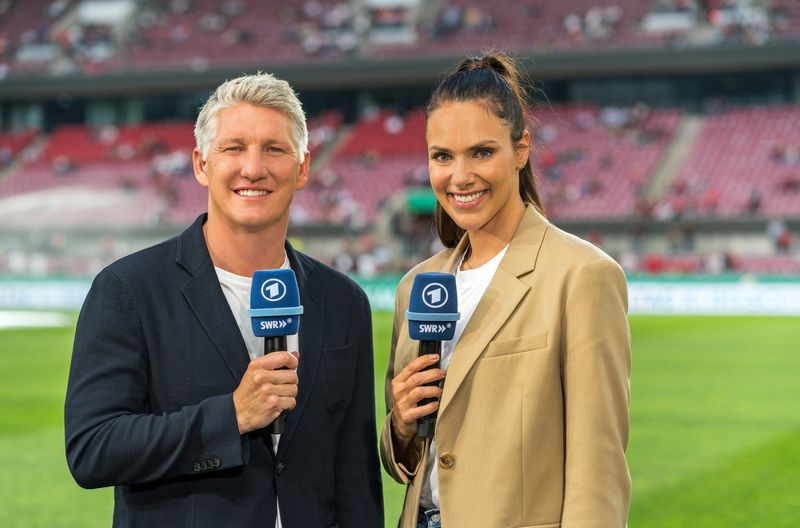Seit 2021 moderieren Esther Sedlaczek und Experte Bastian Schweinsteiger Fußballspiele im Ersten. Auch zum Auftakt der Qualifikation zur Fußball-WM 2026 sind die beiden wieder am grünen Rasen im Einsatz. Die deutsche Elf bestreitet ihr erstes Spiel gegen die Slowakei in Bratislava.