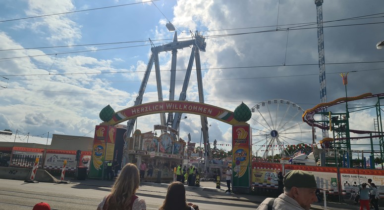 O’zapft is in Augsburg! Erster Tag beim Augsburger Herbstplärrer - News Augsburg, Allgäu und Ulm