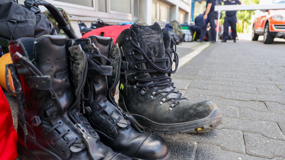 Keine Waldbrandbekämpfung ohne vernünftige Stiefel: Spezialschuhe stehen am Sonntag kurz vor dem Aufbruch Richtung Spanien auf dem Gelände der Feuerwehr Bonn.