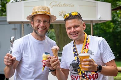 So schön kann das Einlösen von Wettschulden sein. Sächsische.de-Sportchef und Podcast-Co-Moderator Tino Meyer verkaufte Eis am Samstag vorm Magdeburg-Heimspiel in der Dresdner Torwirtschaft. Und Podcast-Partner Radeberger legte auf jedes verkaufte Eis noch einen Biergutschein drauf. Nur Jörg, Spitzname Oesi, fand's super.