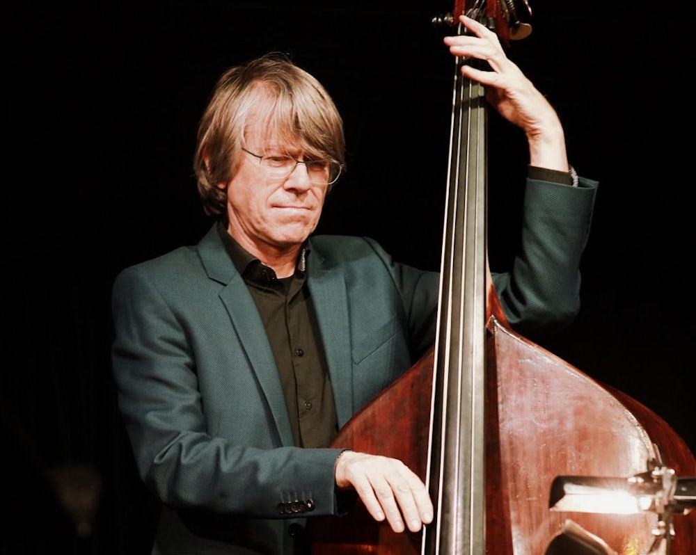 Der Bassist und Professor an der Hochschule für Musik und Theater München, Henning Sieverts, leitet das Konzert „Bach and beyond“ aus der Reihe „Jazz meets Cassic“.