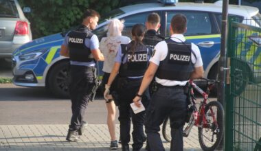Hier wird die Tatverdächtige Steffi K. von Polizeibeamten abgeführt. Das T-Shirt ist blutverschmiert.