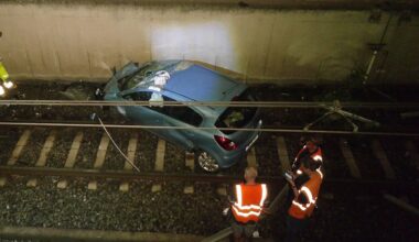 Unfall in Duisburg: Auto kracht 6 Meter tief in U-Bahnschacht | News