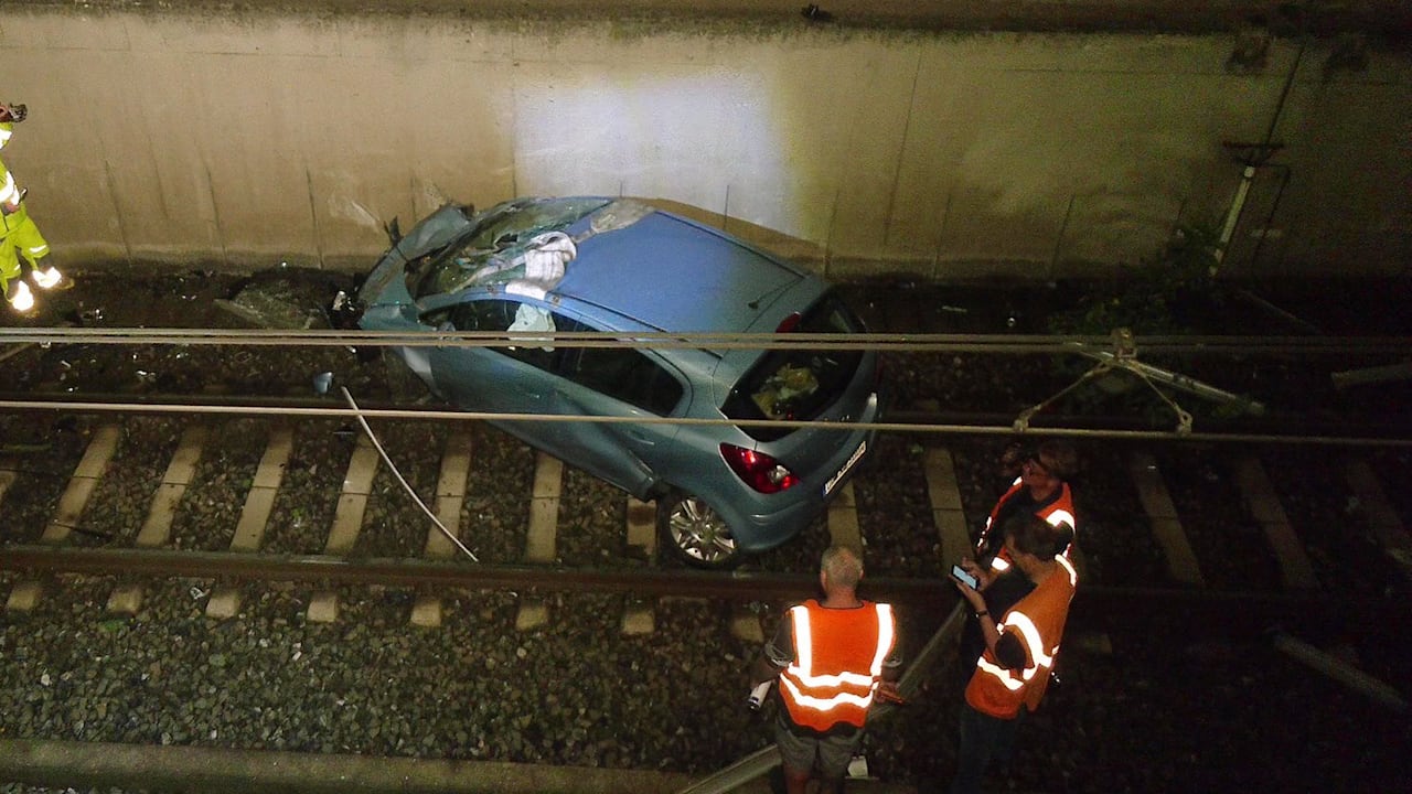 Unfall in Duisburg: Auto kracht 6 Meter tief in U-Bahnschacht | News