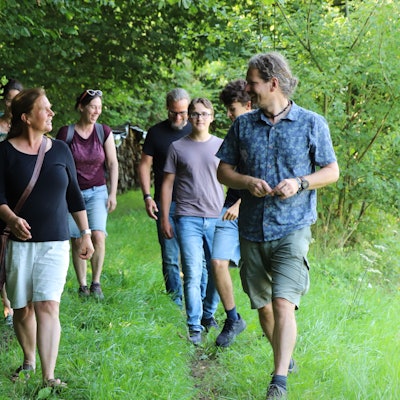 Waldbesitzer Martin Lohnecke führt eine Besuchergruppe durch den „Sharewood Forest“.