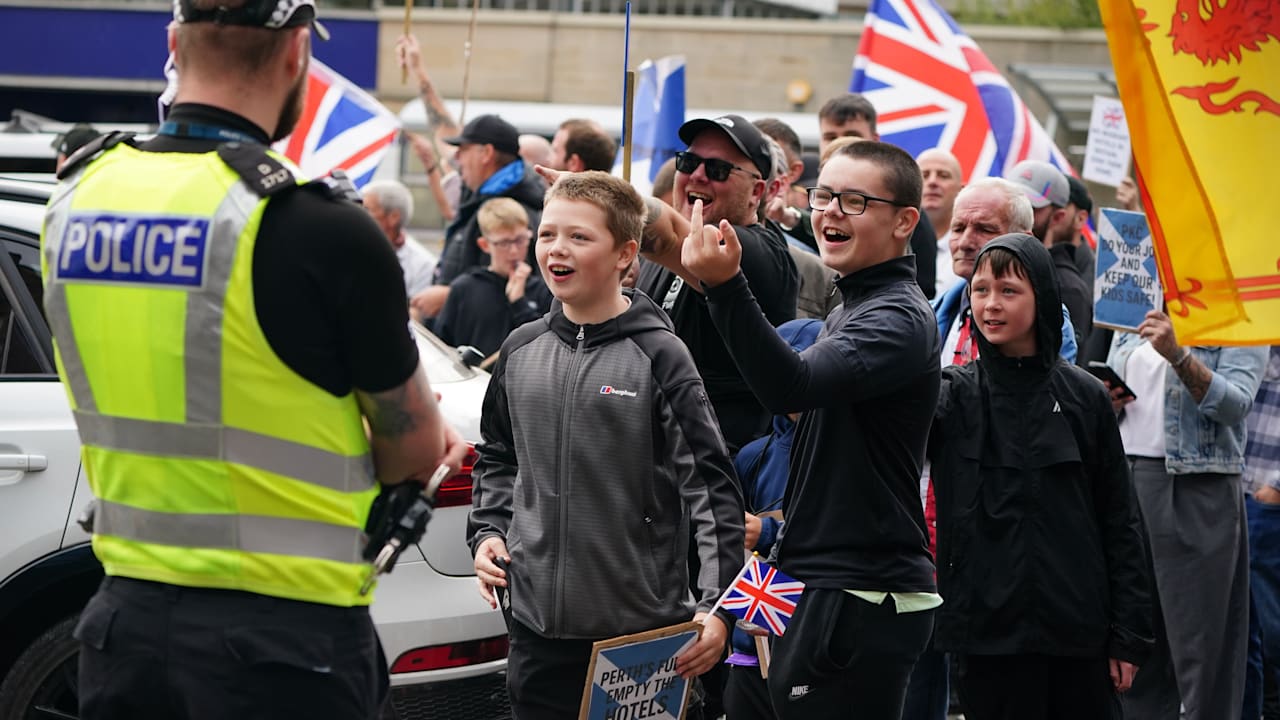 Großbritannien: Landesweite Proteste gegen „Flüchtlings-Hotels“ | Politik