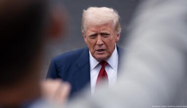 Trump strebt Gipfel mit Putin und Selenskyj an – DW – 07.08.2025