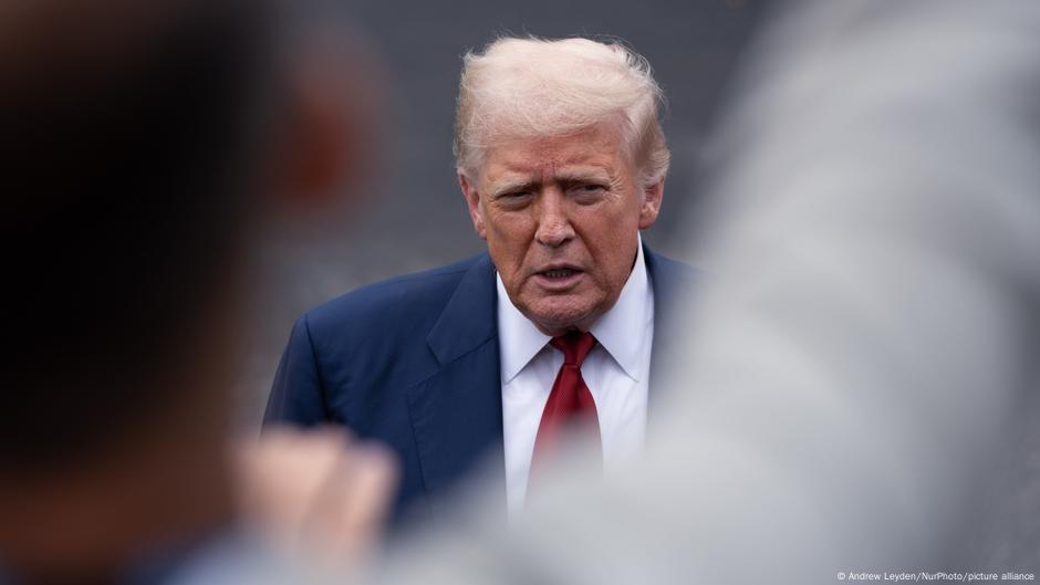 Trump strebt Gipfel mit Putin und Selenskyj an – DW – 07.08.2025