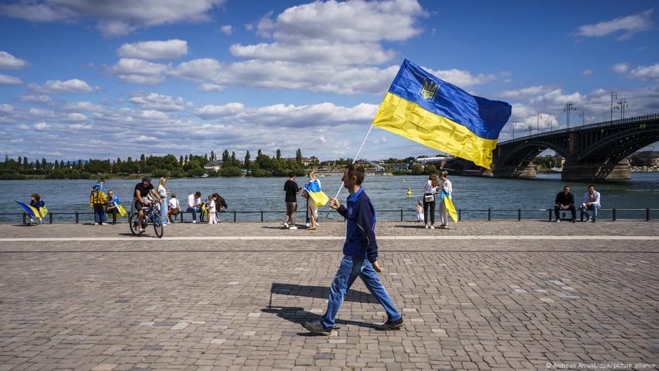 Wer von den neuen Ausreise-Regelungen der Ukraine profitiert – DW – 28.08.2025