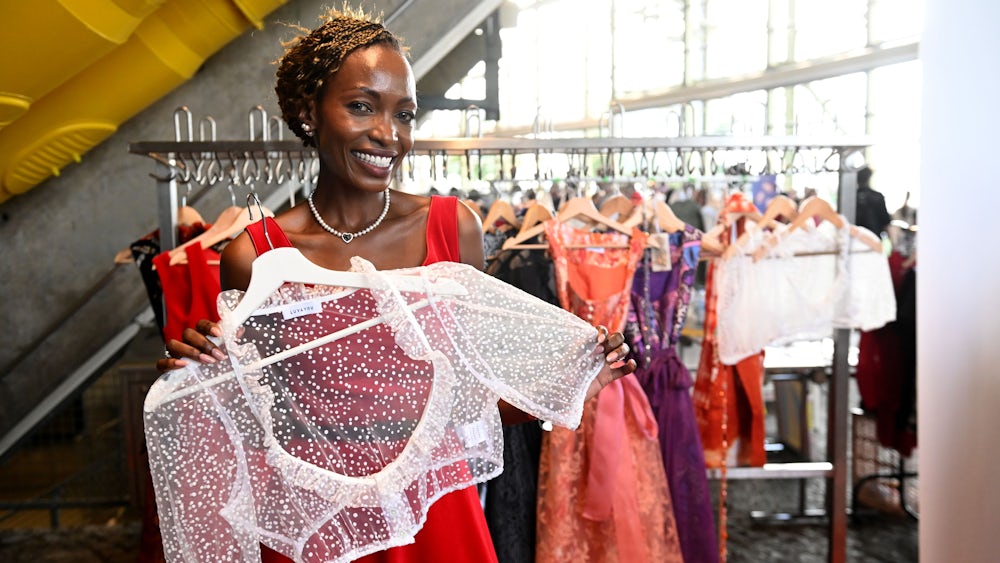 Brenda Severin ist Model und Modedesignerin. Auf dem Flohmarkt verkauft sie bayerische Dirndl mit afrikanischen Prints.