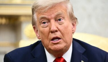 Trumps seltsamer Auftritt: Kriegsminister, Karpfen, Kölner Karneval