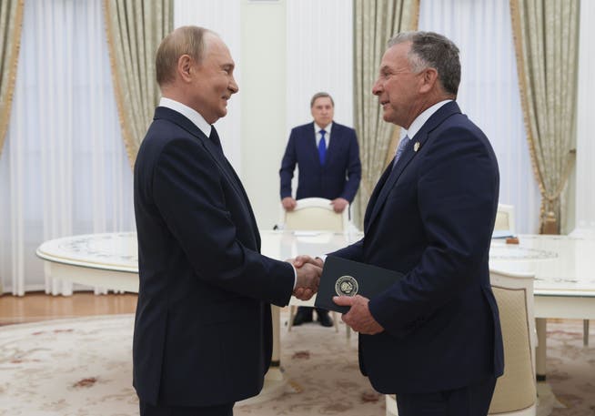 Russlands Präsident Putin hat mit dem amerikanischen Sondergesandten Steve Witkoff (rechts) im Kreml über ein Treffen mit Trump gesprochen.