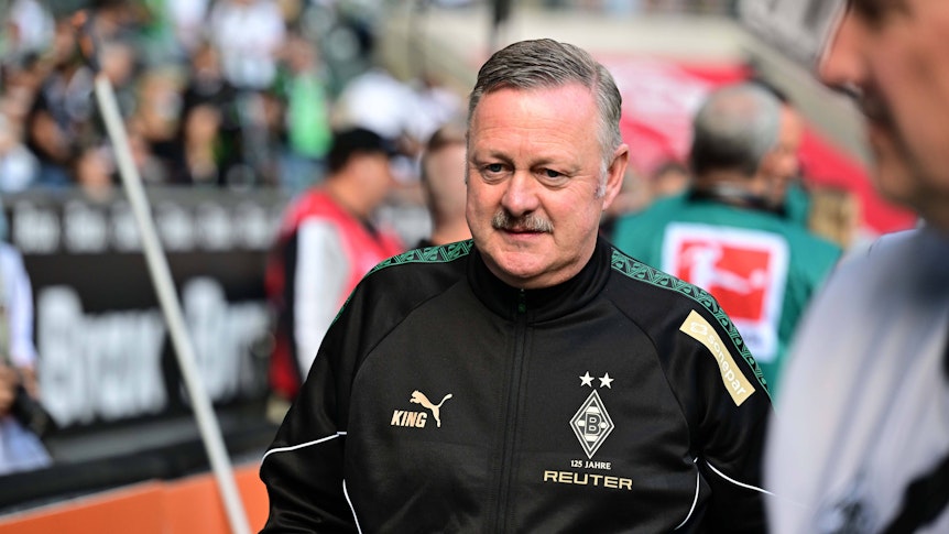Roland Virkus in einer Gladbacher Trainingsjacke.
