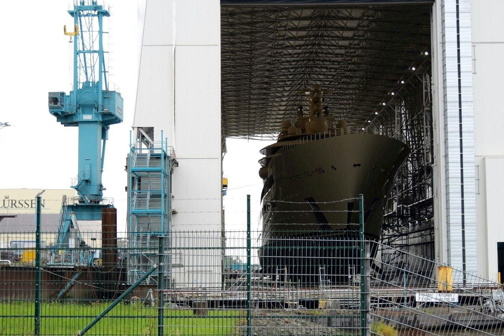 In Deutschland festgesetzt: die Luxusjacht „Dilbar“ in der Lürssen-Werft in Bremerhaven.