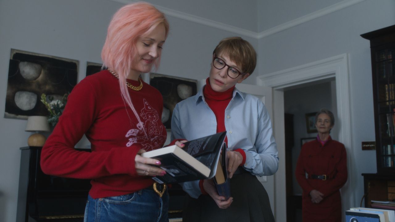 Die Schwestern Timothea (Cate Blanchett) und Lilith (Vicky Krieps) haben sich nicht viel zu sagen – ebenso wenig wie ihrer Mutter (Charlotte Rampling).